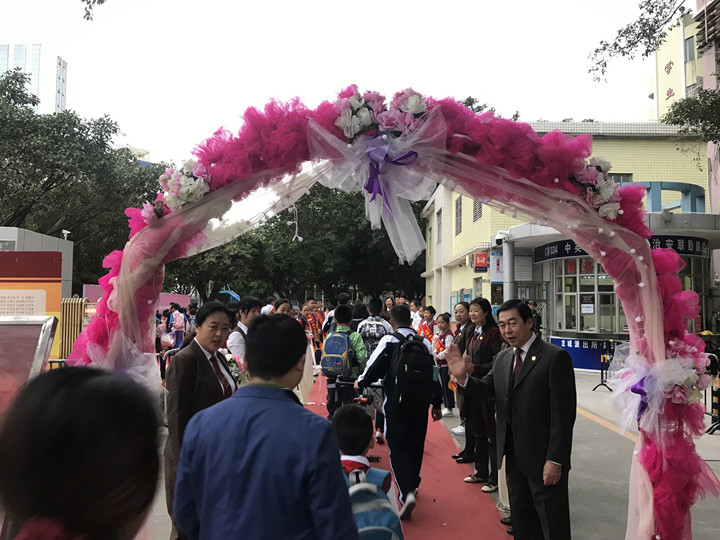 我去上學校，花兒對我笑——龍華中英文開學第一天秩序井然