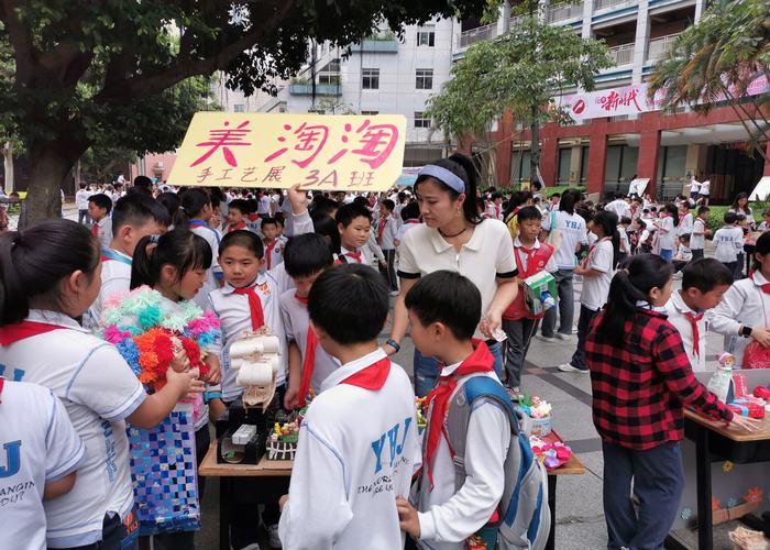 精美作品亮人眼，跳蚤市場交易忙